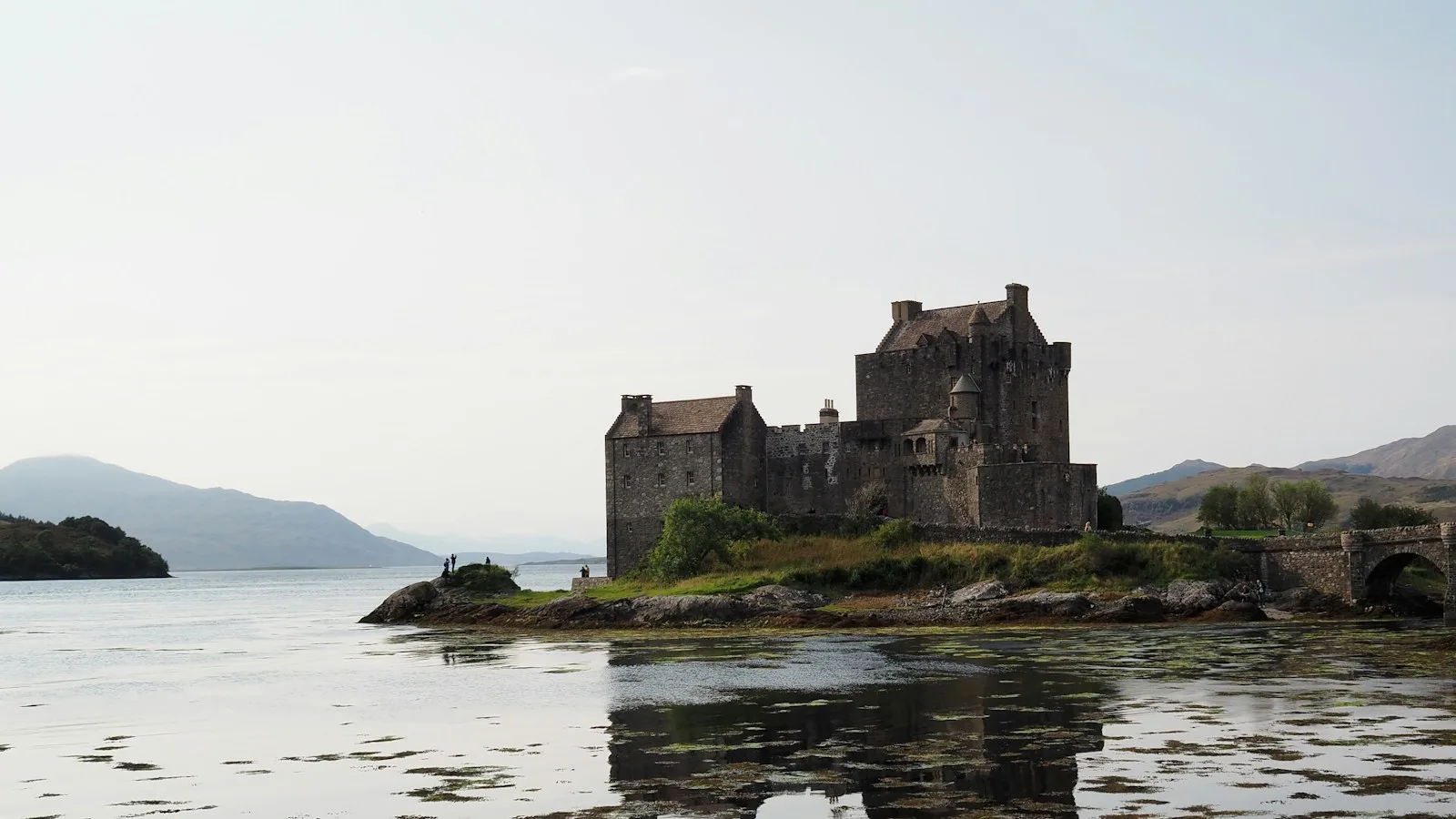 Eilean Donan Castle au coucher du soleil avec reflet dans le loch