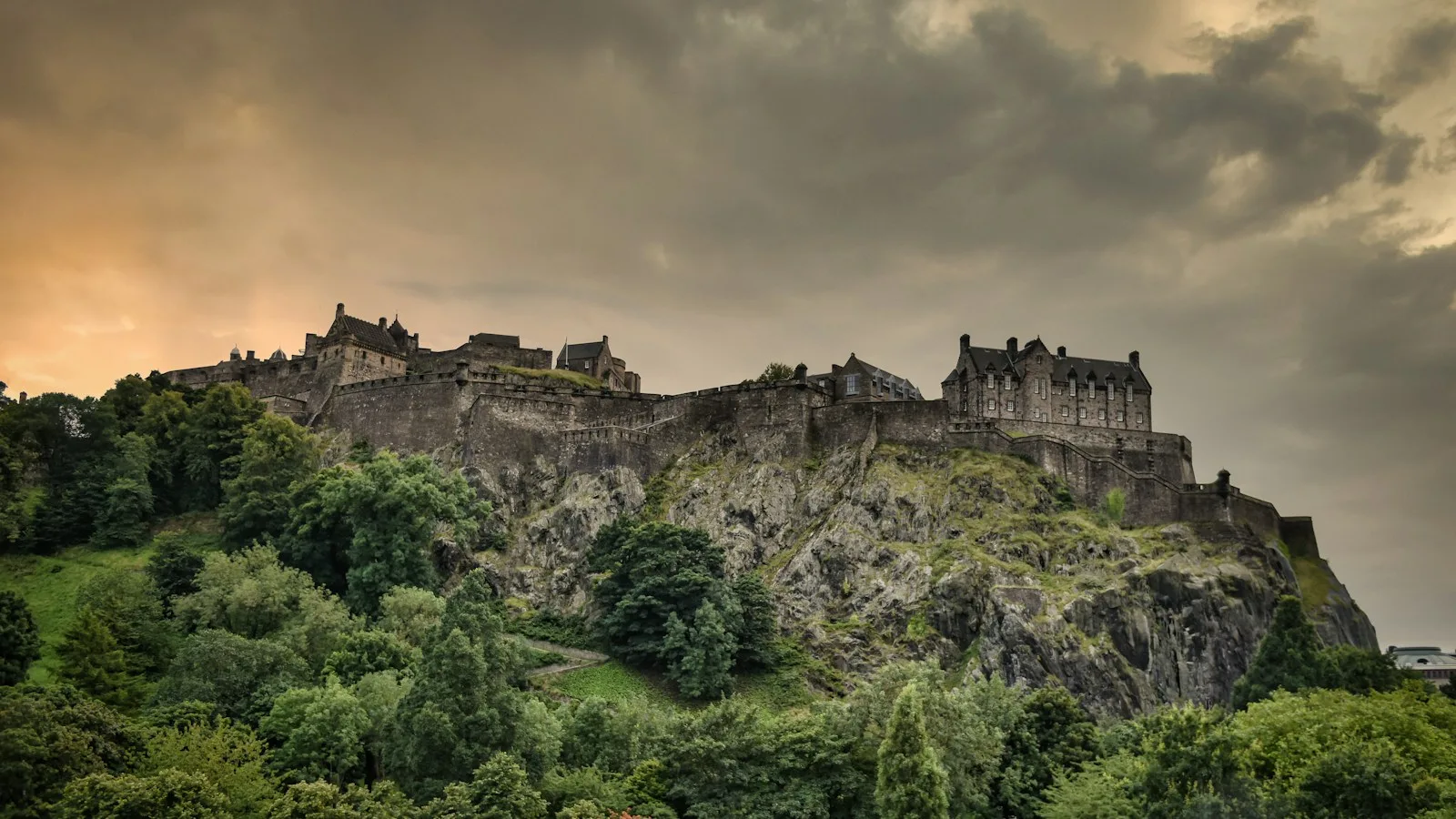 Edinburgh Castle sur son rocher volcanique, au cœur d'Édimbourg