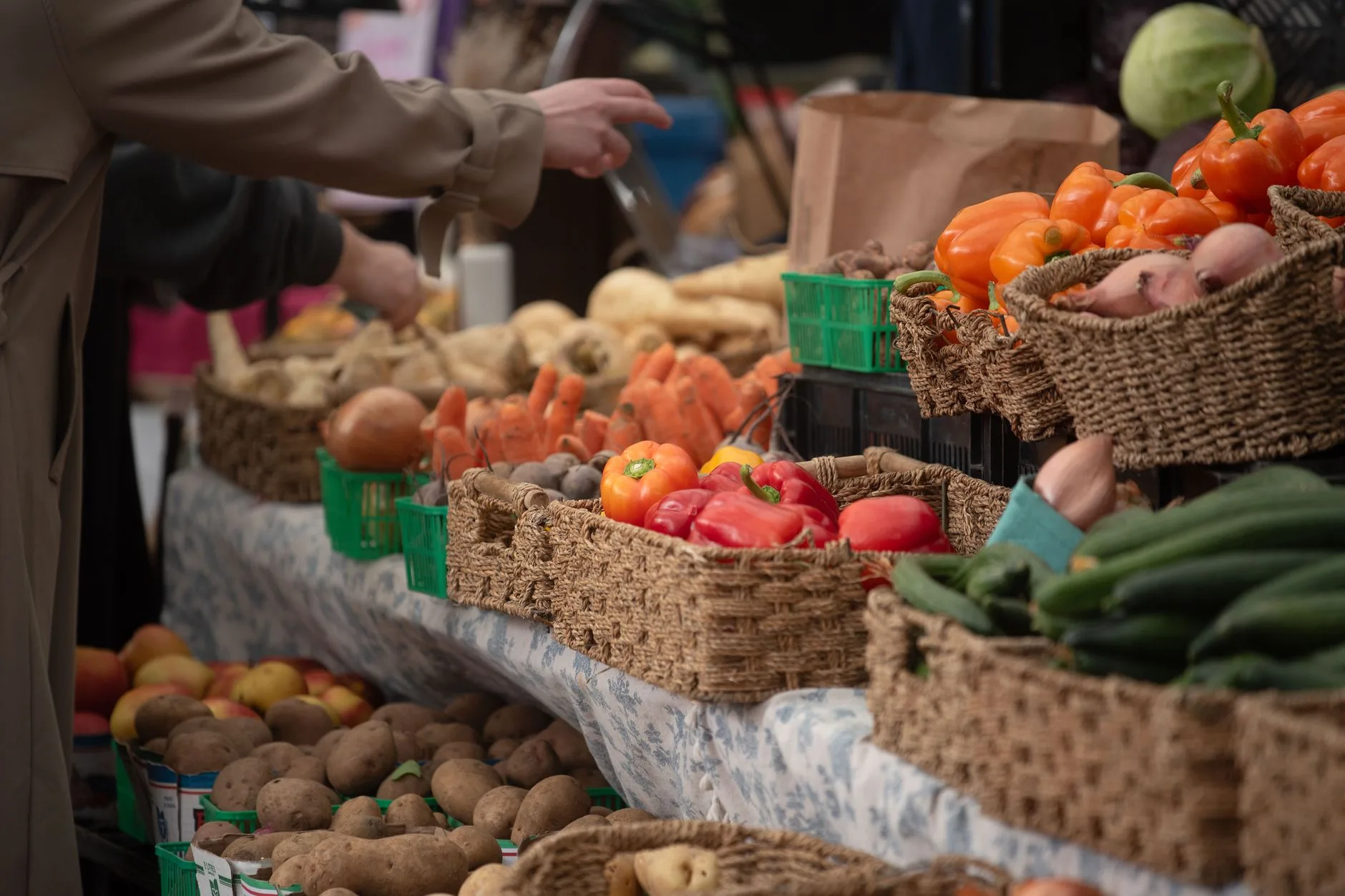 Étal de produits fermiers écossais sur un marché local