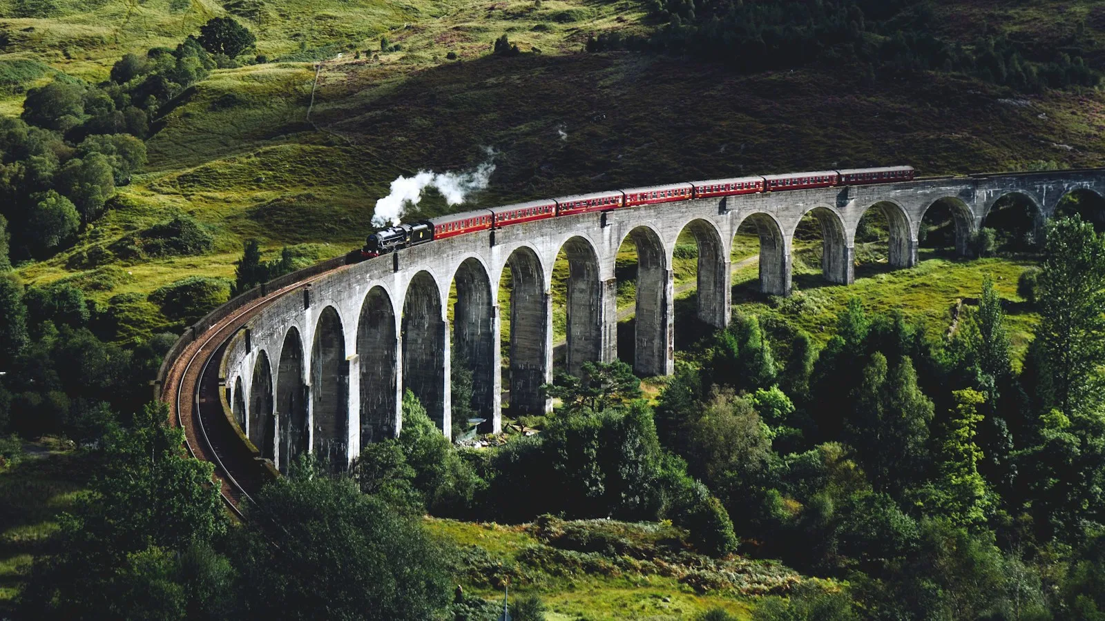 Train à vapeur Jacobite traversant le viaduc de Glenfinnan dans les Highlands