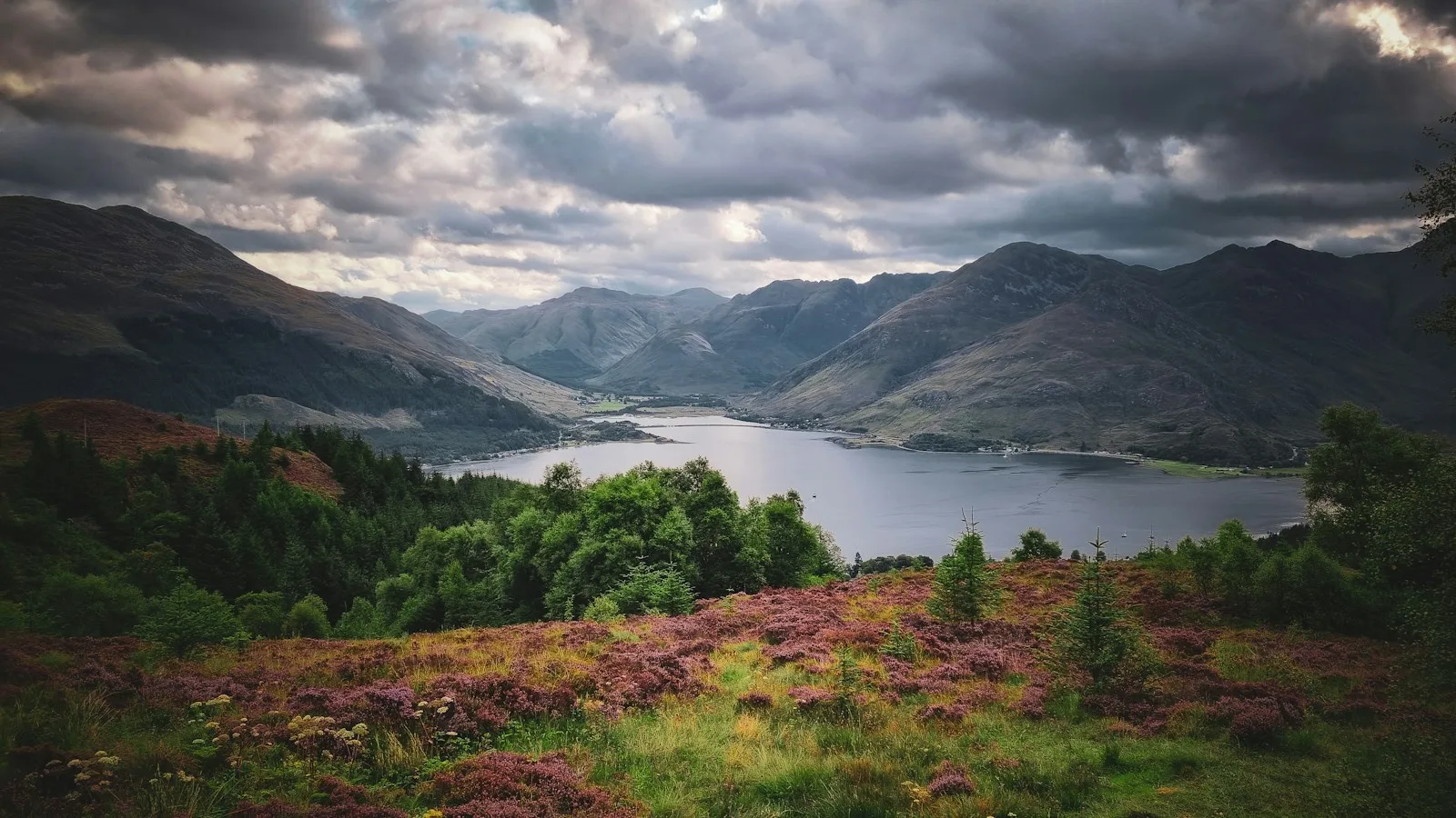 Les Highlands écossais sous un ciel dramatique en automne